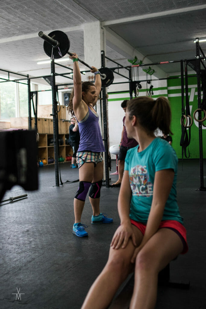 Shoulder Press mit leichtem Gewicht im WOD