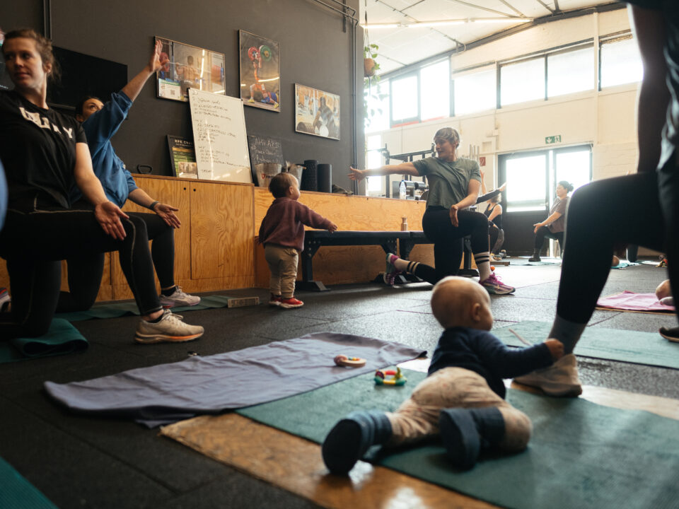 Mutter mit Baby beim Fit Mom & Baby Kurs bei CrossFit Icke in Berlin-Schoeneberg