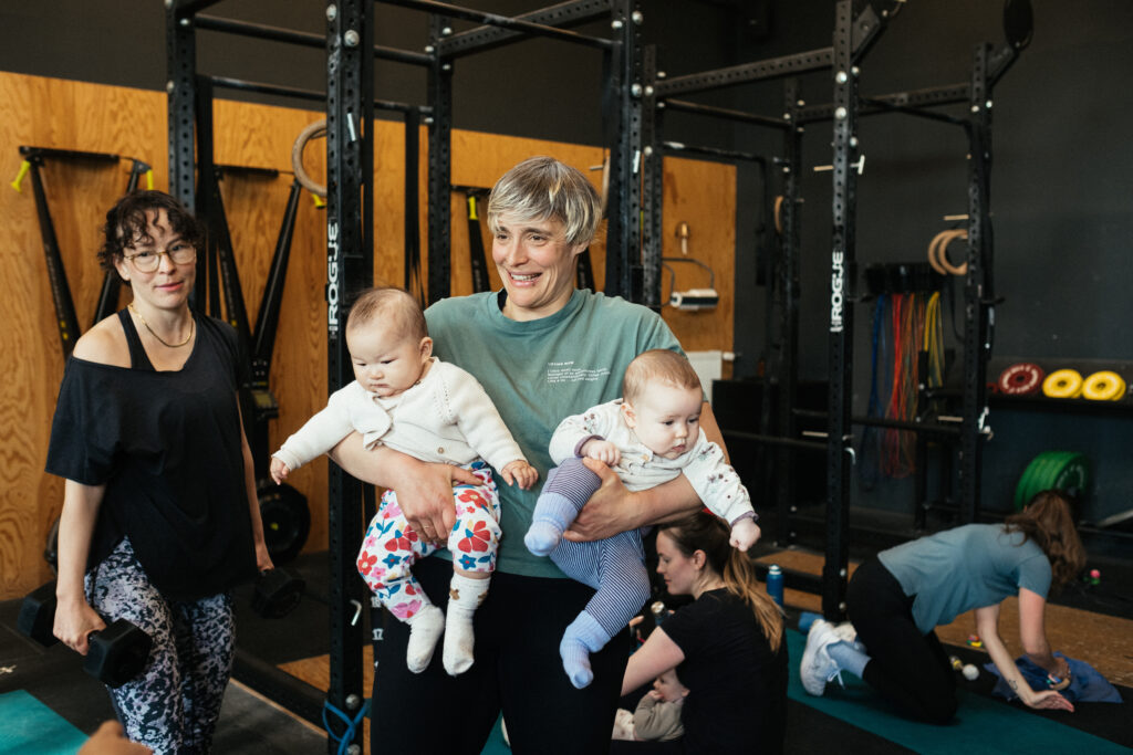 fit-mom-community-mutter-baby-training-crossfit-icke-berlin Fit Mom & Baby Community bei CrossFit Icke Berlin – Mutter-Kind Training in der Gruppe