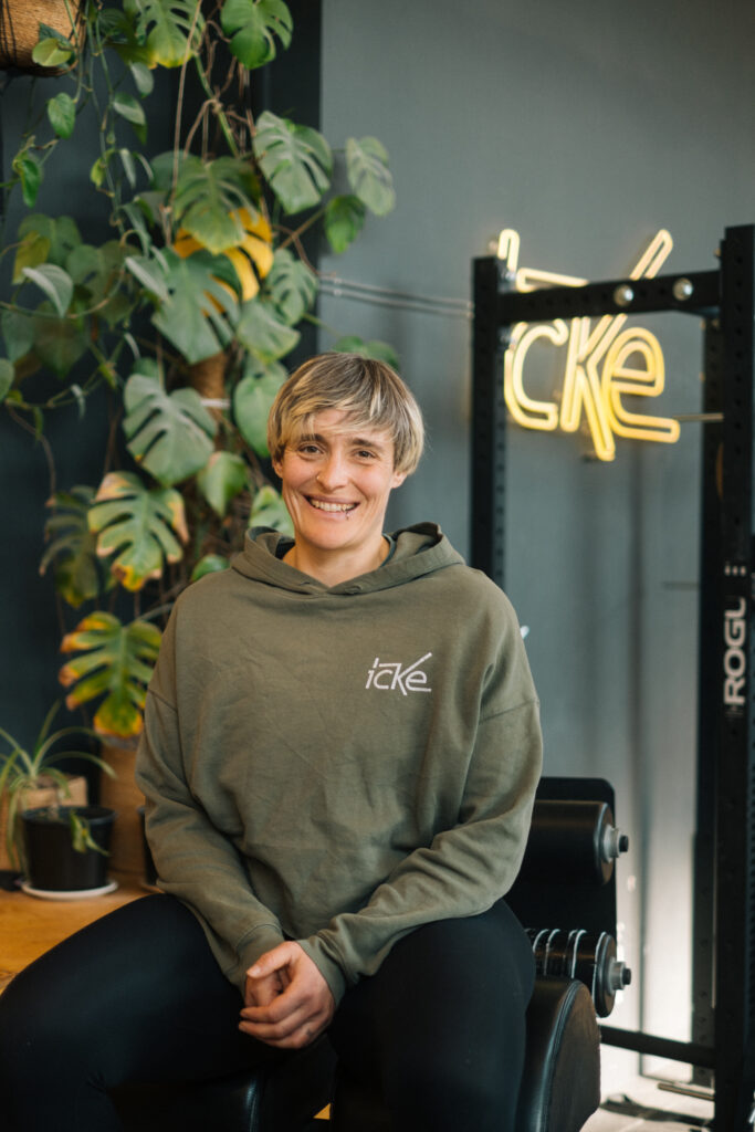lea-trainerin-fit-mom-baby-kurs-crossfit-icke-berlin Lea, zertifizierte prä- und postnatal Trainerin und Kursleiterin des Fit Mom & Baby Kurses bei CrossFit Icke Berlin-Schöneberg